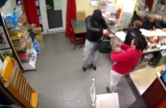 Mulher com bebê no colo encara ladrão armado em bar na França