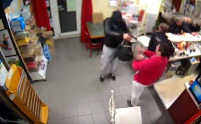 Mulher com bebê no colo encara ladrão armado em bar na França