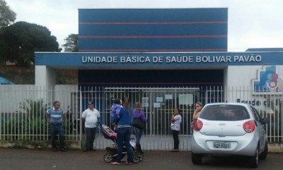 Bandidos arrombaram uma porta da UBS Bolivar Pavão, situada na Avenida Central do Paraná, no Jardim América, e... (Divulgação)