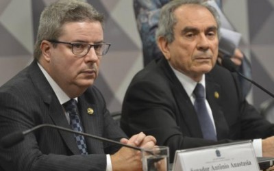 Presidente da comissão de Impeachment, Raimundo Lira, e o relator, Antonio Anastasia durante reunião (Antonio Cruz/ Agência Brasil - 27.04.16)