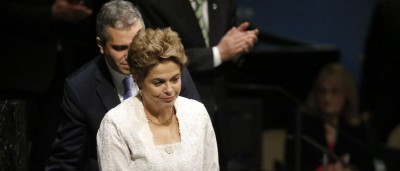 Equipe de Dilma quer que ela viaje o mundo para falar que sofre