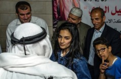Dima al-Wawi, 12, é festejada após deixar a prisão na Cisjordânia; ela ficou detida por cerca de dois meses po... (Rina Castelnuovo/The New York Times)
