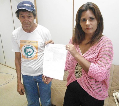 Moradores mostram documento que determina a reintegração de posse da cancha do Joquei do Clube (João Pires/Estado Notícias)