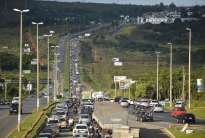 Dirigir sem farol baixo durante o dia em rodovias dará multa de R$ 85