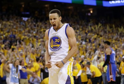 Stephen Curry comemora a vitória na série contra o Thunder ((Foto: Getty Images))