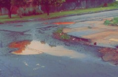 Buracos na Rua Onofre Pereira de Matos ficam cada vez maiores sem que a prefeitura faça a recuperação (Reprodução/Facebook)