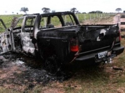Após o assassinato, o autor tentou simular acidente em que o veículo da vítima pegou fogo, mas seu óculos, com... ((Foto: Divulgação: Polícia Civil))