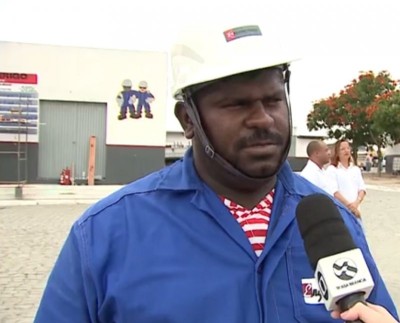 Carroceiro devolve bolsa e como recompensa ganha emprego