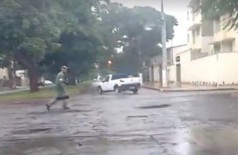 Morador de Dourados flagra tapa-buracos na chuva (Reprodução/Facebook)