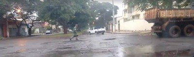 Morador de Dourados flagra tapa-buracos na chuva (Reprodução/Facebook)
