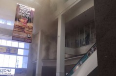 Fumaça tomou conta do prédio após o princípio de incêndio ocorrido no domingo (Reprodução)