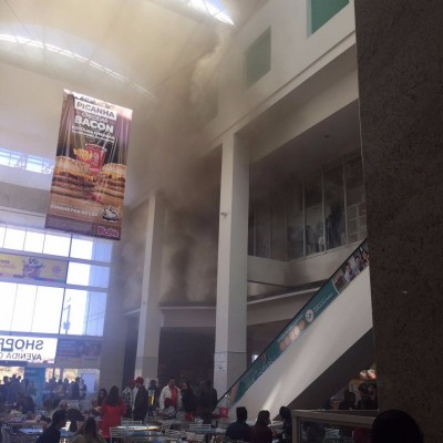 Fumaça tomou conta do prédio após o princípio de incêndio ocorrido no domingo (Reprodução)