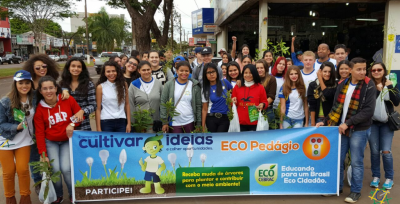 Voluntários mostrando a importância da eco cidadania e da sustentabilidade. ((Foto: Divulgação CEBRAC))