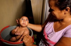 Bebê que ficou conhecido por foto de banho há um ano foi internado com pneumonia em Pernambuco ((Foto: BBC Brasil))