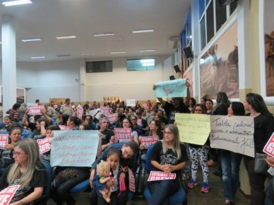 Na noite de segunda-feira educadores protestaram contra o prefeito durante a sessão da Câmara (Simted/Divulgação)