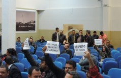 No início deste mês, servidores municipais protestaram contra o prefeito durante uma sessão da Câmara de Verea... (André Bento)