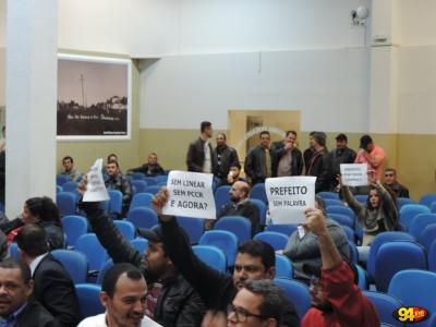 No início deste mês, servidores municipais protestaram contra o prefeito durante uma sessão da Câmara de Verea... (André Bento)