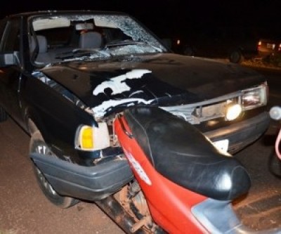 Motorista colide carro em moto e mata passageiro de 20 anos