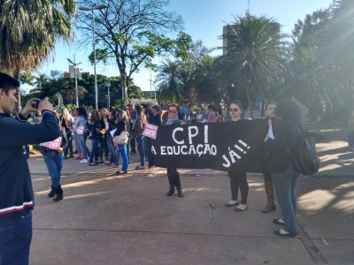 Em greve, educadores voltaram às ruas de Dourados hoje para protestar e reforçar pedido por uma CPI da Educaçã... (Simted/Divulgação)
