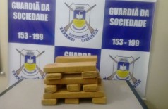15 tabletes de maconha apreendida na rodoviária de Dourados ((Foto: Sidnei Bronka))