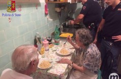 Policiais cozinham para casal de idosos que chorava alto por estarem sozinhos