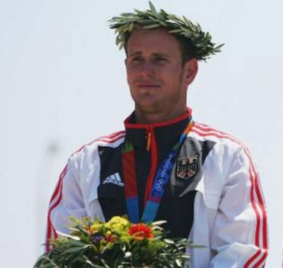 No maior feito de sua carreira como atleta, Henze sobe ao pódio olímpico em Atenas-2004. O alemão foi operado... (AFP)