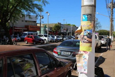 Pessoas estão utilizando postes de energia para colar todo tipo de propaganda; Prefeitura fiscaliza e multa (A. Frota)