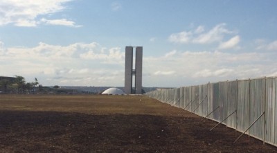 Muro é construído na Esplanada dos Ministérios para votação do impeachment