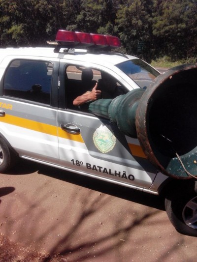 Homem é preso por furtar poste de iluminação