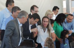 Reinaldo Azambuja e ministro Bruno Araújo entregaram as chaves de habitações populares em Dourados (André Bento)