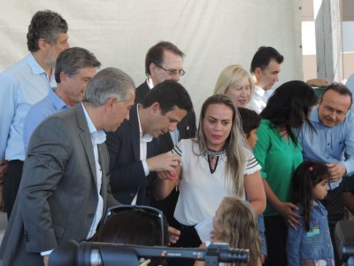 Reinaldo Azambuja e ministro Bruno Araújo entregaram as chaves de habitações populares em Dourados (André Bento)