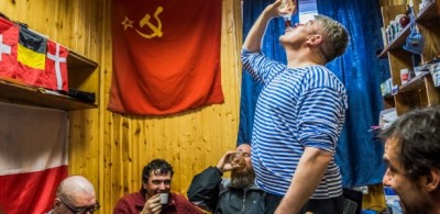 Pesquisadores russos e chilenos bebem vodca caseira em estação na Antártida (Daniel Berehulak/The New York Times)
