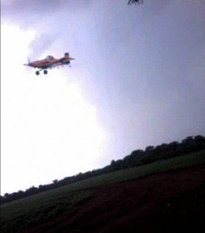 Avião agrícola sobre aldeia de MS. Piloto foi denunciado criminalmente (Ascom MPF/MS)