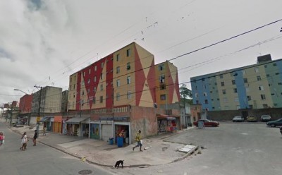 O corpo foi encontrado no apartamento de Ricardo dos Santos Rodrigues, de 44 anos, vizinho da família (Foto: Reprodução/Google Maps)