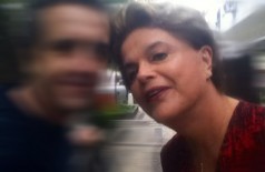 Dilma posando para selfies em Ipanema (Reprodução Facebook)