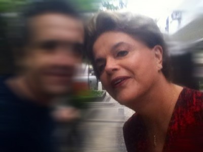 Dilma posando para selfies em Ipanema (Reprodução Facebook)