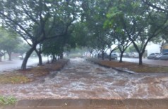 Canal do Córrego Rego D'água transbordou nas proximidades do Ministério Público Estadual (Foto: Eliel Oliveira)