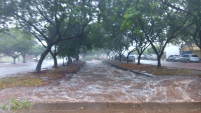 Canal do Córrego Rego D'água transbordou nas proximidades do Ministério Público Estadual (Foto: Eliel Oliveira)