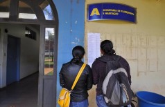 Pessoas conferem lista de sorteados que já está afixada na entrada do Bloco A, na Prefeitura (A. Frota/Assecom)