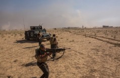 Soldados iraquianos disparam contra carro-bomba que tentou atingir seu comboio de veículos enquanto tentavam c... (Bryan Denton/The New York Times)