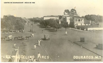 Avenida Marcelino Pires na década de 1960 mostra Dourados bem diferente dos tempos atuais (Comissão de Revisão Histórica)