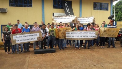 Profissionais da Saúde Indígena e moradores das aldeias Bororó e Jaguapiru. ((Foto: Divulgação/94FM))