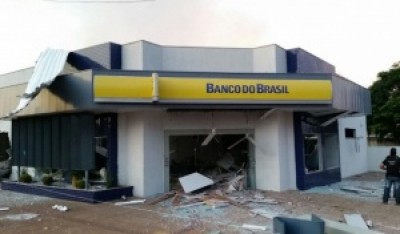 Agência do Banco do Brasil ficou destruída. ((Foto: Edição de Notícias))