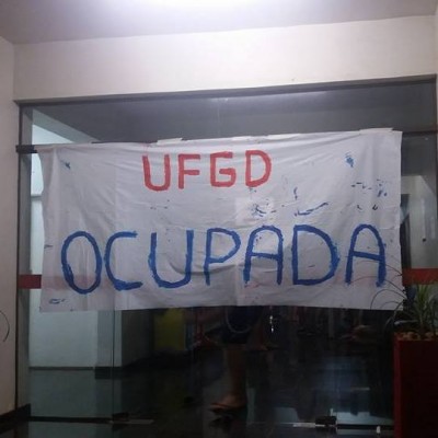 Ocupação da reitoria da UFGD aconteceu na noite de quarta-feira (Foto: Reprodução/Facebook)
