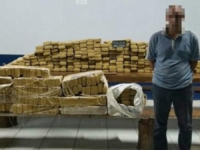 A droga estava no porta-malas e sobre os bancos do Astra. ((Foto: Divulgação PM))