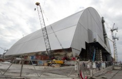 Veja o reator nuclear de Chernobyl ser coberto por um enorme escudo para conter radiação