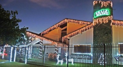 Casa decorada com luzes e enfeites de Natal é destaque em bairro de Dourados