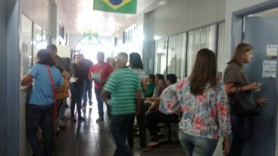 Servidores da saúde de Dourados fazem protesto contra prefeito Murilo Zauith por não receber parte do 13° salá... ((Foto: Divulgação/94FM))