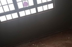 Vândalos entram em posto de saúde de Dourados, quebram janelas e defecam no chão