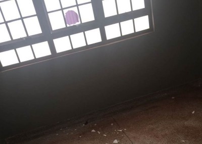 Vândalos entram em posto de saúde de Dourados, quebram janelas e defecam no chão